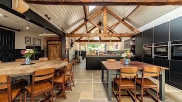 Småhus | Eget kjøkken | Mikrobølgeovn, oppvaskmaskin, vannkoker og kjøkkenutstyr