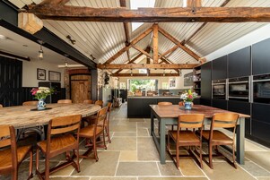 Cottage | Private kitchen | Microwave, dishwasher, electric kettle, cookware/dishes/utensils