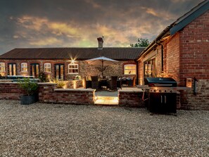 Cottage | Outdoor dining - Sykes Lodge (Malton)