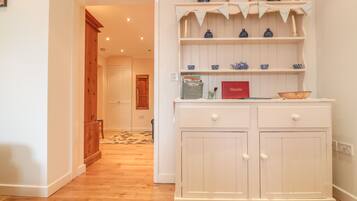 Cottage | Bếp riêng | Ấm điện, lò nướng bánh mì, ghế cao cho trẻ em