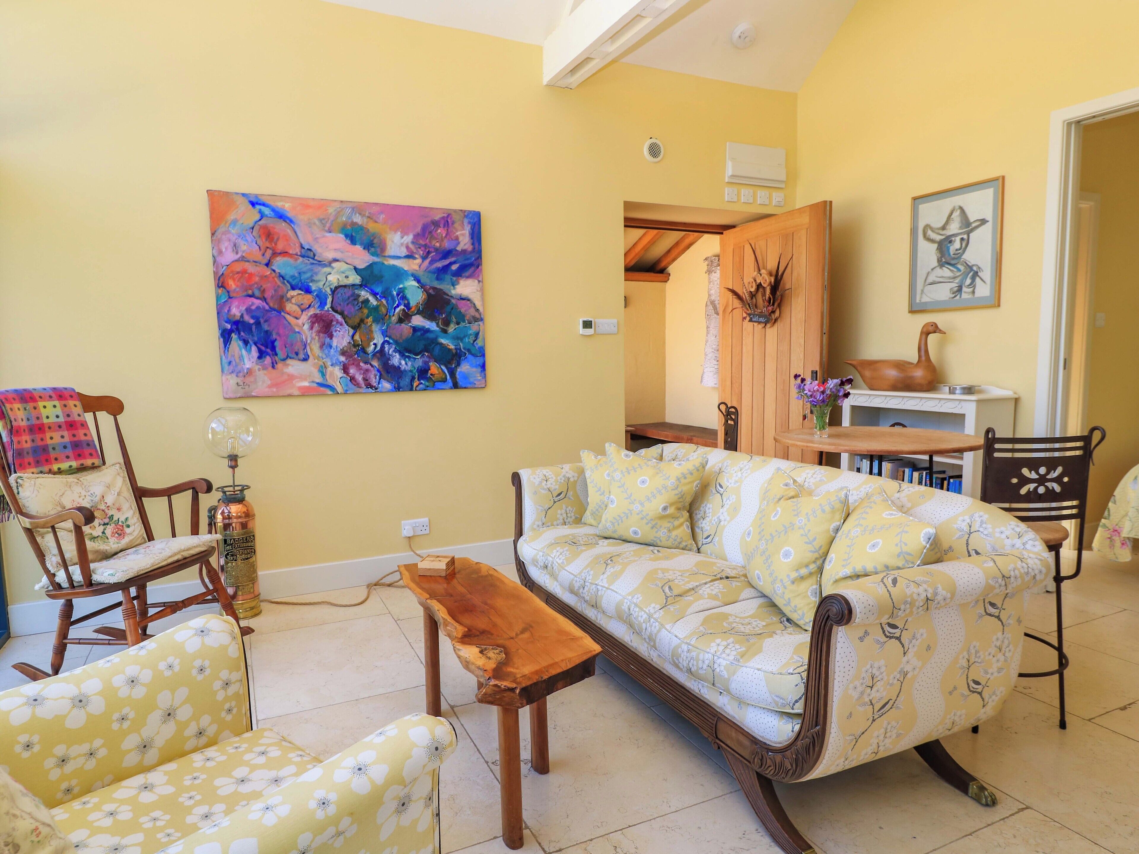 Cottage | Living area | TV