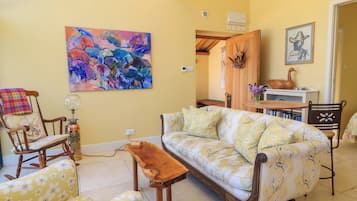 Cottage | Living area | TV