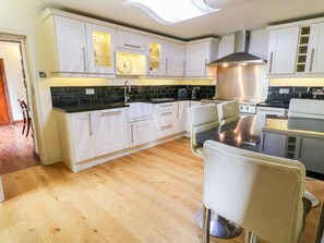 Cottage | Private kitchen | Microwave, electric kettle, toaster, cookware/dishes/utensils