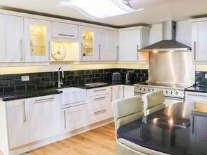 Microondas, tetera/pava eléctrica, tostadora, utensilios de cocina