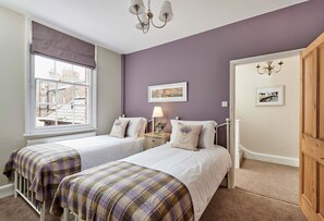 4 bedrooms, individually decorated, individually furnished, free WiFi - Harbour House (Whitby)