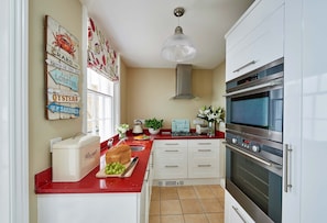 Casa de campo | Cocina privada | Lavavajillas, trona infantil y utensilios de cocina