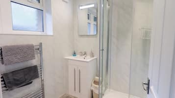 Cottage | Bathroom | Shower