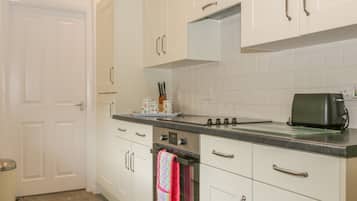 Cottage | Private kitchen | Microwave, stovetop, dishwasher, electric kettle