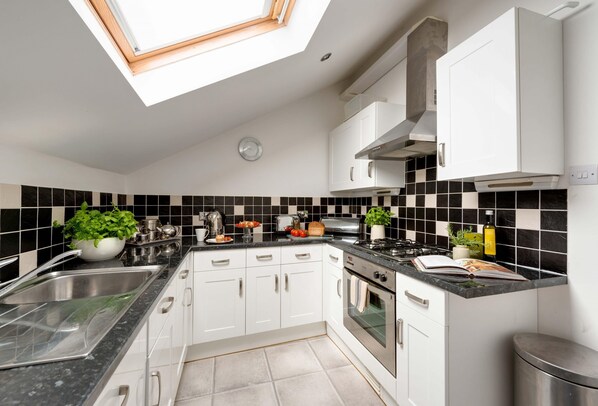 Cottage | Private kitchen | Fridge, microwave, dishwasher, highchair