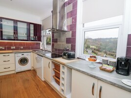 Cottage | Private kitchen | Stovetop, electric kettle, toaster, highchair