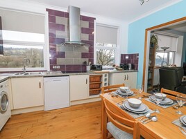 Cottage | Private kitchen | Stovetop, electric kettle, toaster, highchair