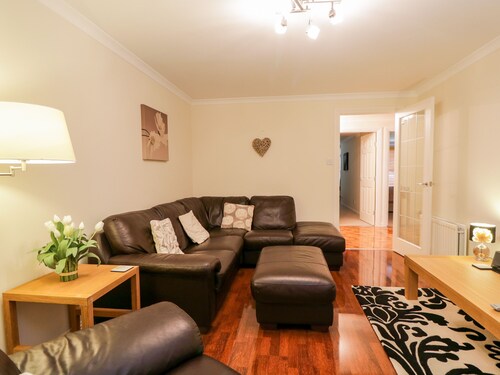 7 Riverside Gardens
