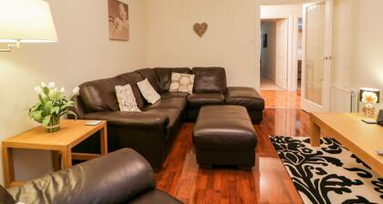 7 Riverside Gardens
