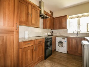Cottage | Private kitchen | Fridge, microwave, stovetop, dishwasher - Garras Barn (Truro)