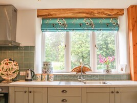 Refrigerador, microondas, placa de cocina, utensilios de cocina