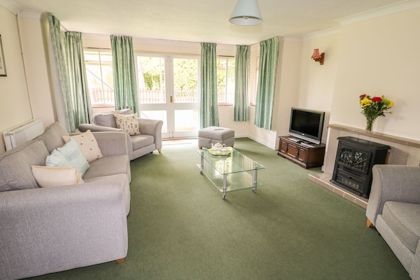 Cottage | Living room | Fireplace
