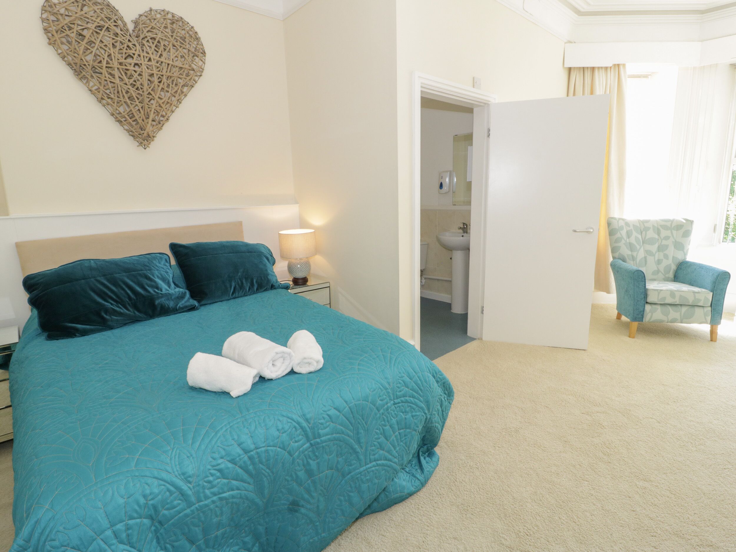 14 habitaciones, decoración personalizada y muebles diferentes 