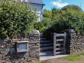 Cottage | Property grounds - Willow Cottage (Dartmouth)