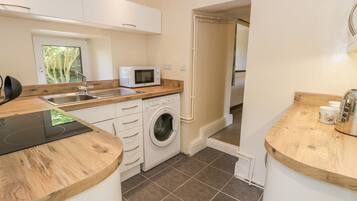 Mökki | Yksityinen keittiö | Jääkaappi, mikroaaltouuni, liesi, keittoastiat/astiat/ruokailuvälineet