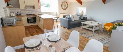 Fridge, cookware/dishes/utensils