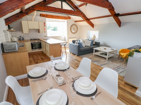 Fridge, cookware/dishes/utensils