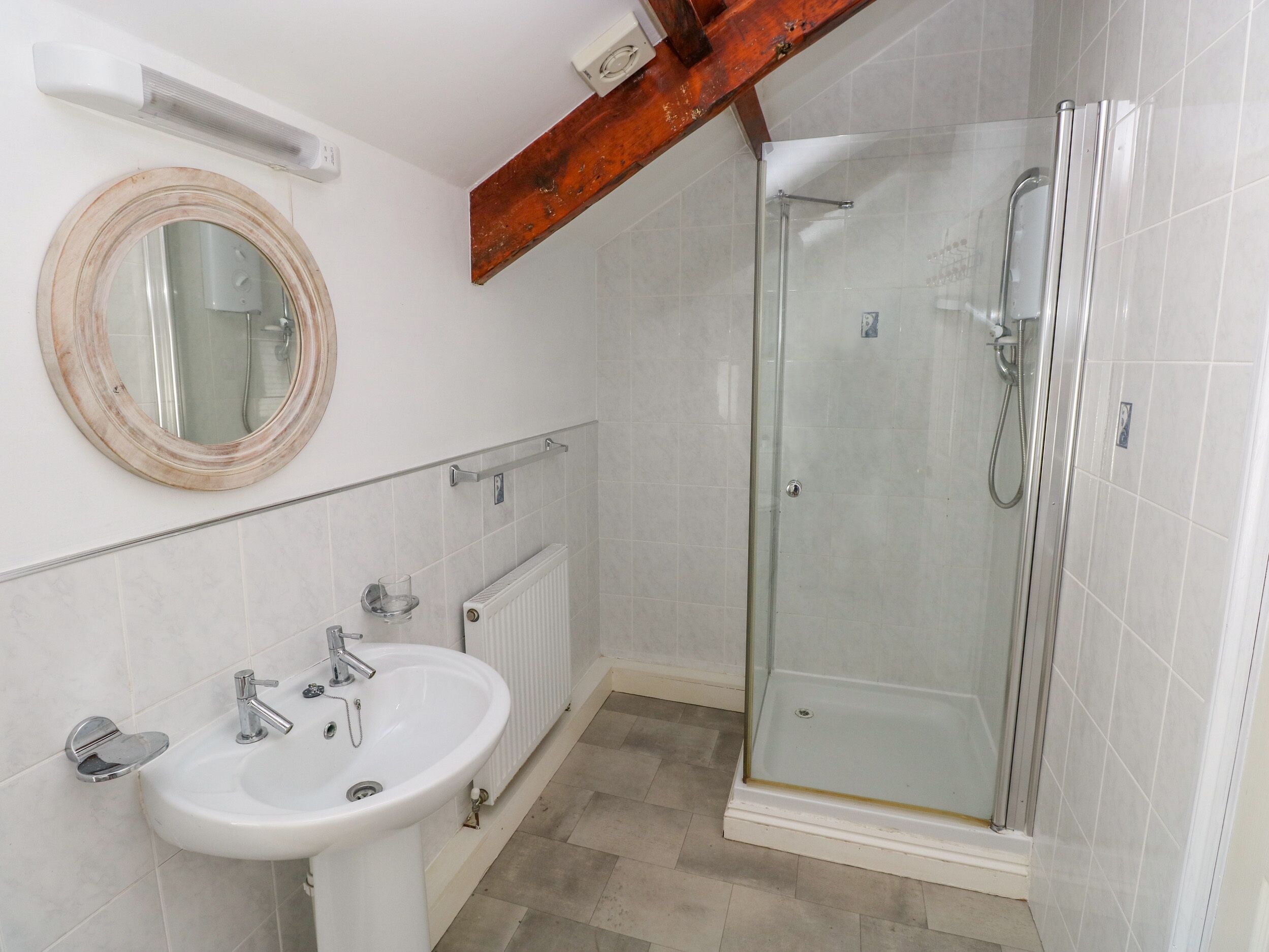 Ferienhaus | Badezimmer | Dusche, Toilettenpapier