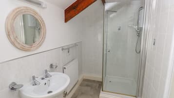 Ferienhaus | Badezimmer | Dusche, Toilettenpapier