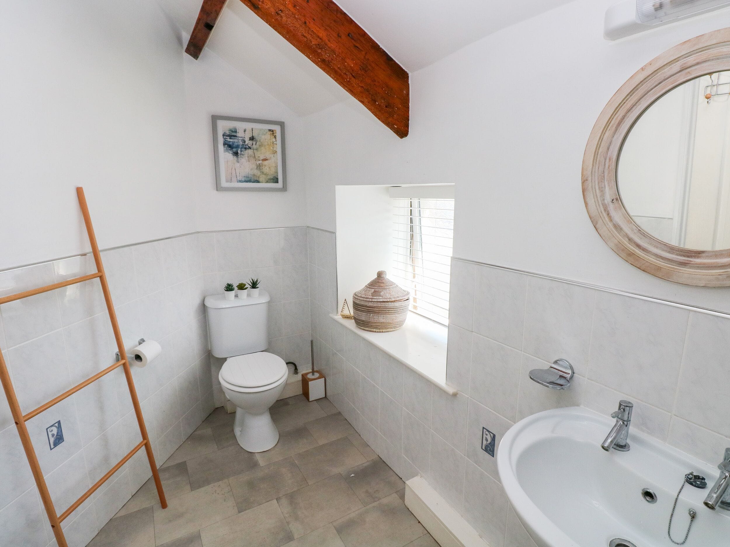 คอทเทจ | ห้องน้ำ | ฝักบัว, กระดาษชำระ