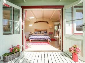 1 bedroom, individually decorated, individually furnished - Songbird Hideaway (Pwllheli)