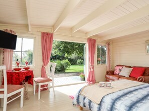 1 bedroom, individually decorated, individually furnished - Songbird Hideaway (Pwllheli)
