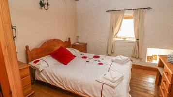 Cottage | 2 bedrooms, individually decorated, individually furnished, free WiFi