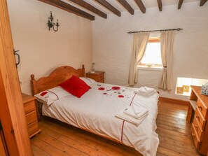 Cottage | 2 bedrooms, individually decorated, individually furnished, free WiFi