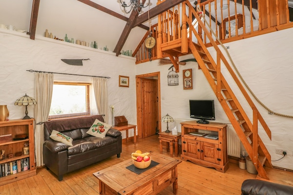 Cottage | Living room | TV