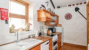 Cottage | Private kitchen | Microwave, stovetop, dishwasher, electric kettle