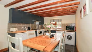 Een vaatwasser, kookgerei, borden en bestek