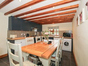 Een vaatwasser, kookgerei, borden en bestek