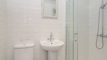 Cottage | Bathroom | Shower, hair dryer