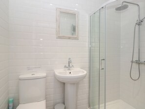 Cottage | Bathroom | Shower, hair dryer - Apartment 1 @ 22 Foss Street (Dartmouth)