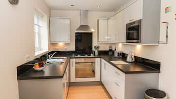 Cottage | Private kitchen | Fridge, microwave, oven, dishwasher