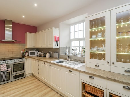 Placa de cocina, lavavajillas, utensilios de cocina