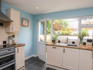 Cottage | Private kitchen | Microwave, dishwasher, electric kettle, toaster - Celynfa (Criccieth)
