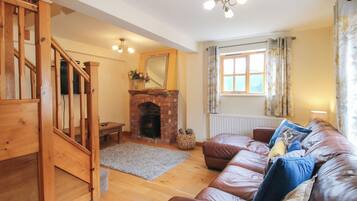 Cottage | Living area | TV