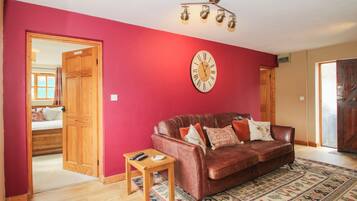 Cottage | Living area | TV