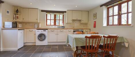 Cottage | Private kitchen | Cookware/dishes/utensils