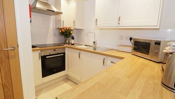 Cottage | Private kitchen | Dishwasher, cookware/dishes/utensils