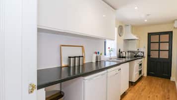 Cottage | Dapur peribadi | Mesin basuh pinggan mangkuk, kerusi tinggi