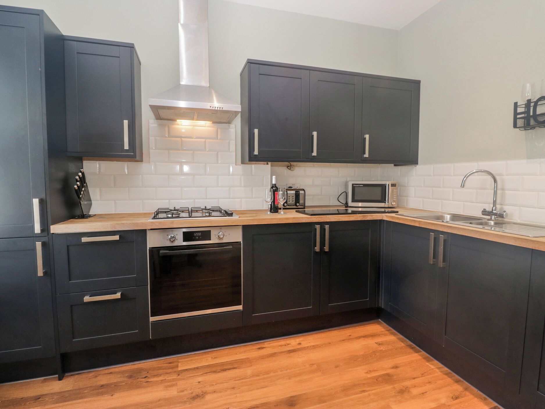 Småhus | Eget kjøkken | Mikrobølgeovn, kokeplater, oppvaskmaskin og vannkoker