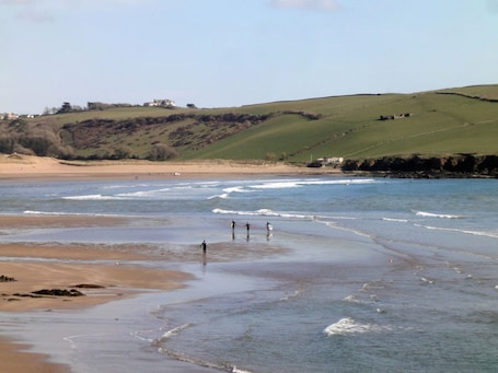 Cottage | Beach. 2 Court Cottages