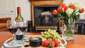 Cottage | Private kitchen | Fridge, microwave, dishwasher, electric kettle