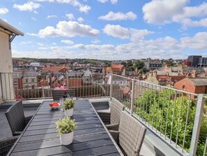 Cottage | Outdoor dining - Rooftops Cottage (Whitby)